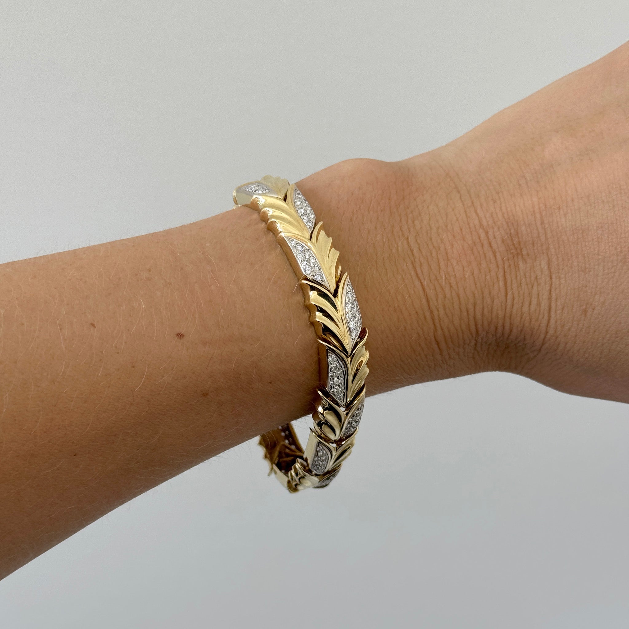 Vintage 2.5ctw Diamond 18K Gold Fluted Bracelet