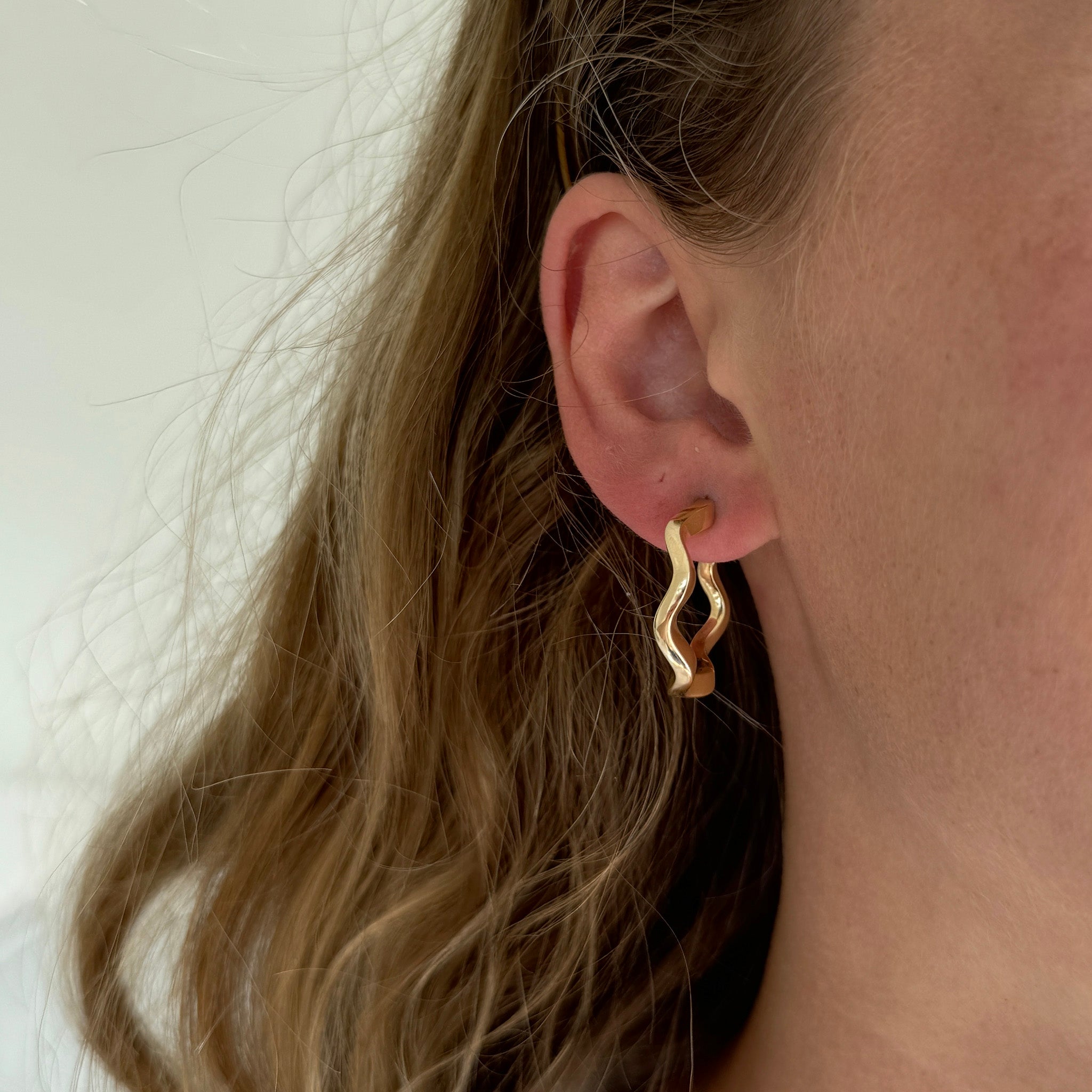 18K Yellow Gold Wavy Hoop Earrings