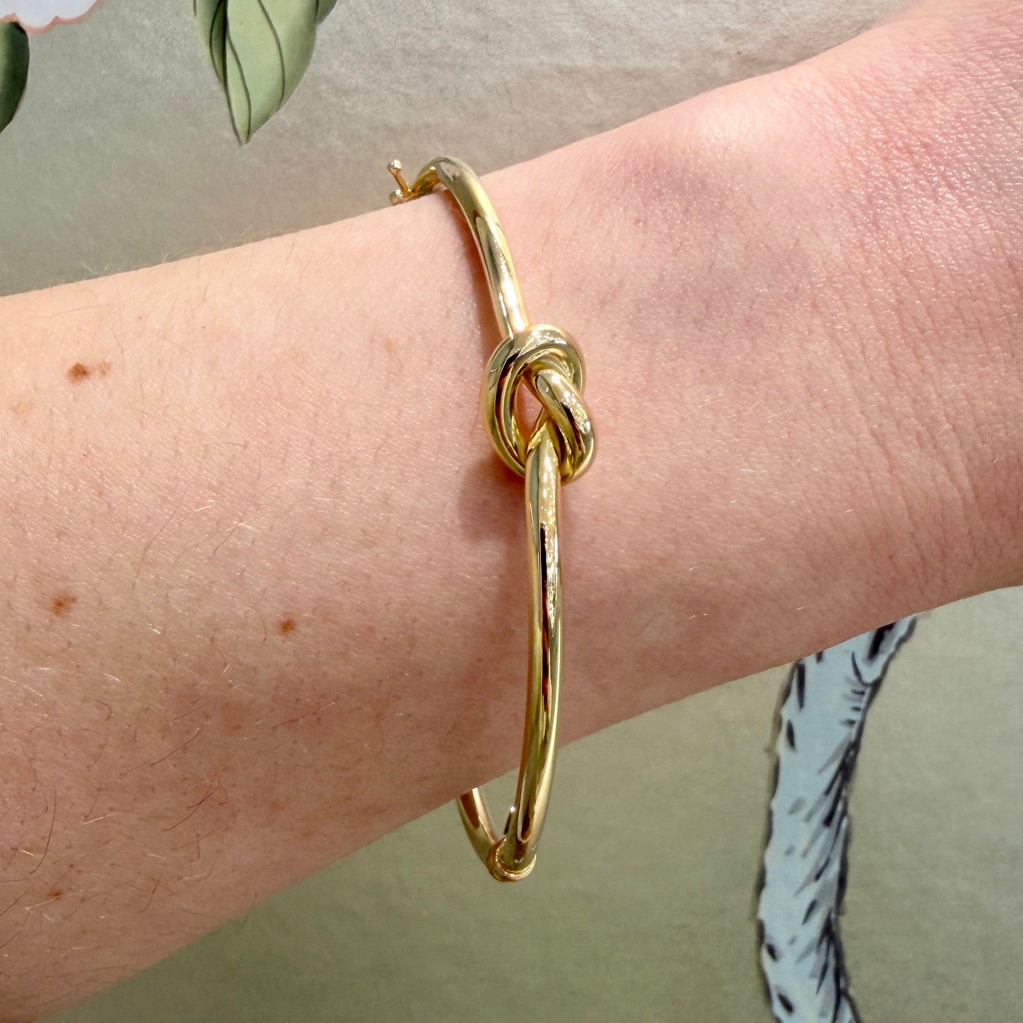 14K Yellow Gold 3mm Tube Love Knot Bangle