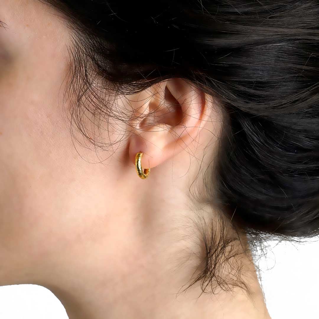 Elizabeth Locke Baby Hammered Hoop Earrings