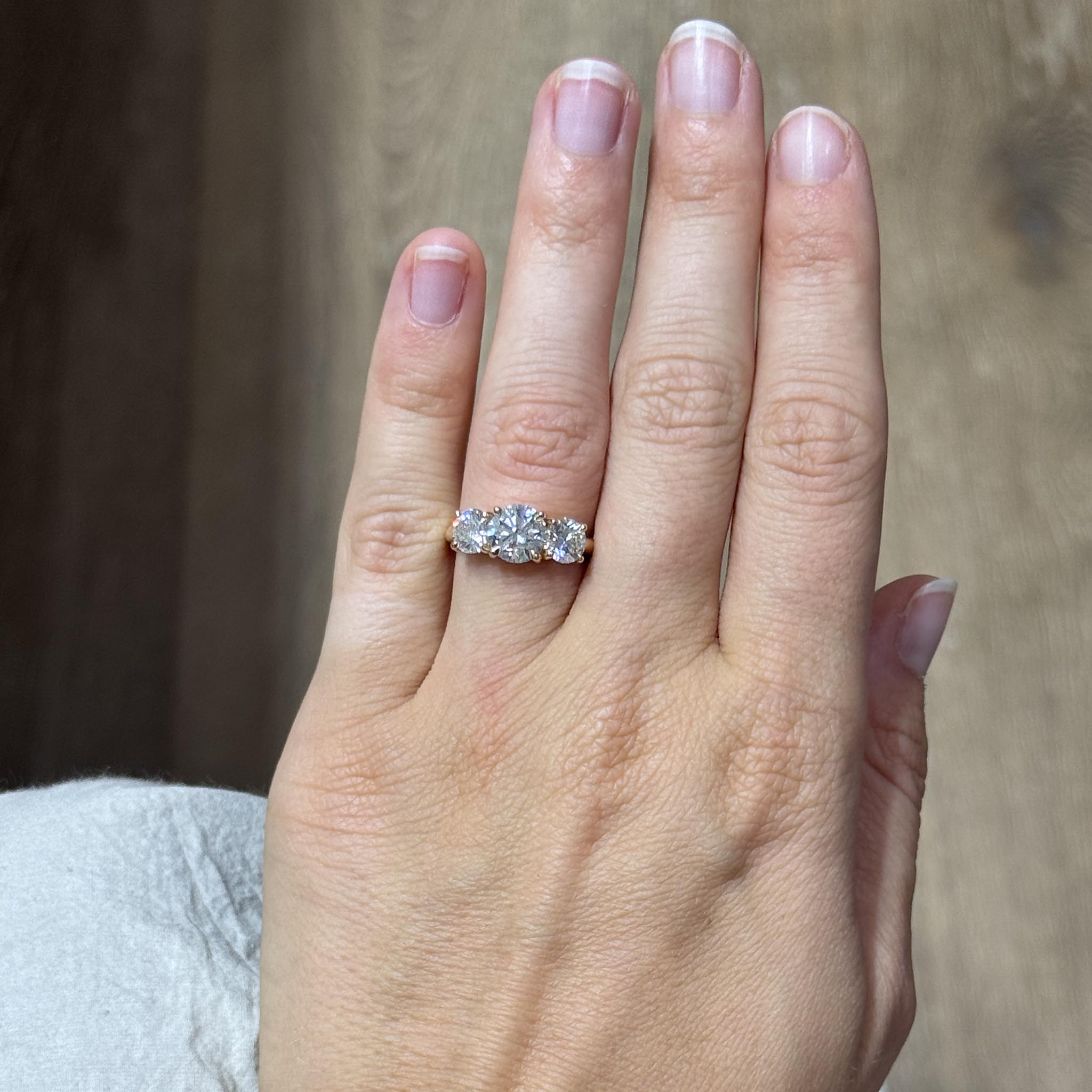 Center Side Round Brilliant Diamond Three-Stone 14K Gol