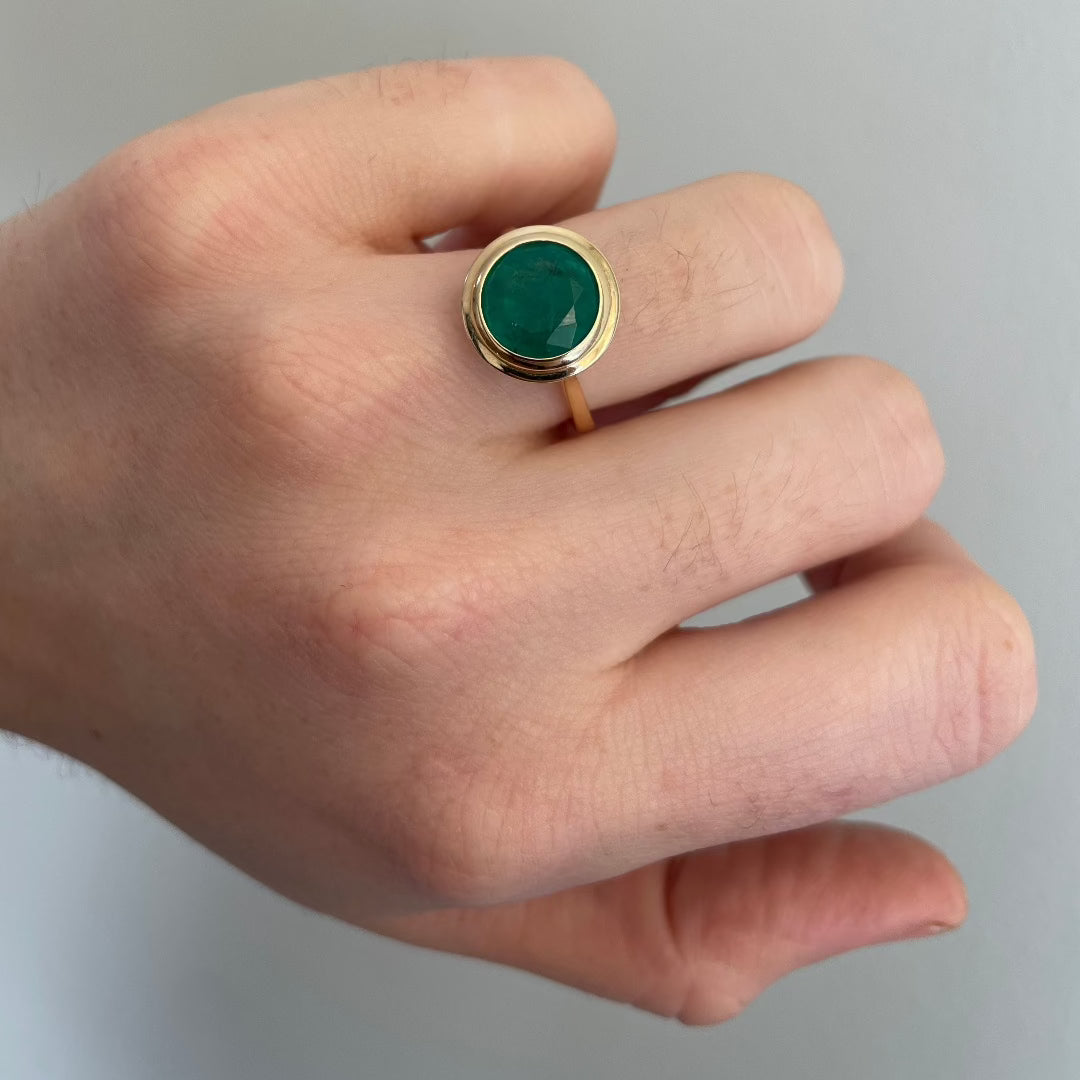 Goshwara Faceted Round Emerald Bezel Set 18K Gold Ring