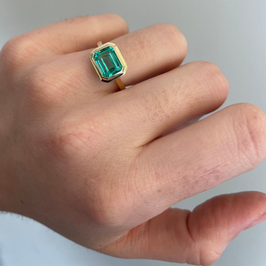Goshwara Emerald Cut Emerald Bezel Set 18K Gold Ring