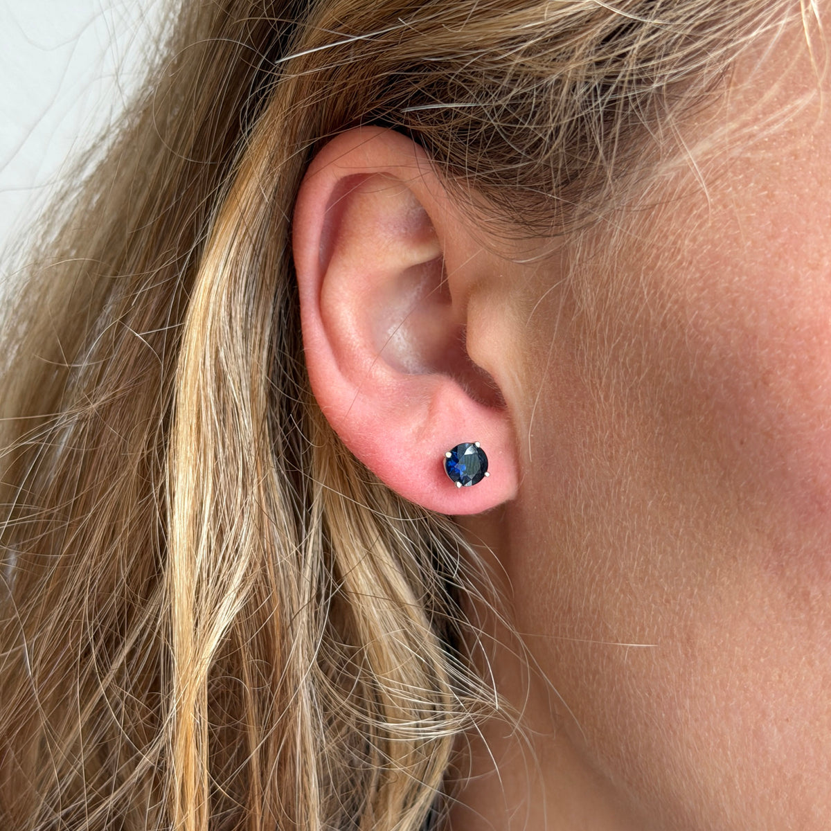 1.46ctw Round Sapphire 18K White Gold Stud Earrings