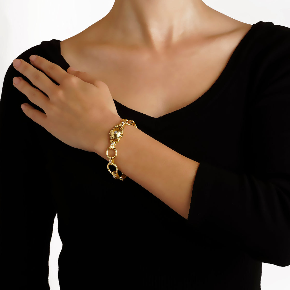 Elizabeth Locke Rimini diamond and yellow gold link bracelet worn on a model’s wrist.