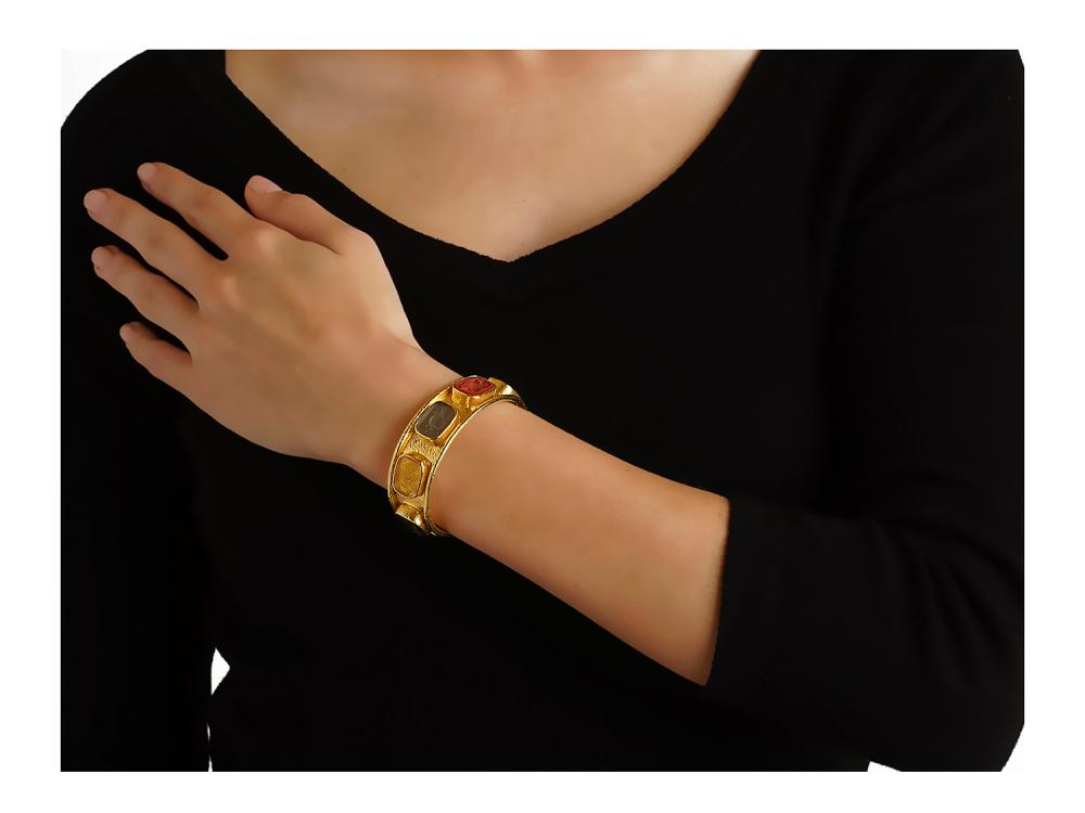 Elizabeth Locke Neutral “Antique Animals” Venetian Glass Bangle